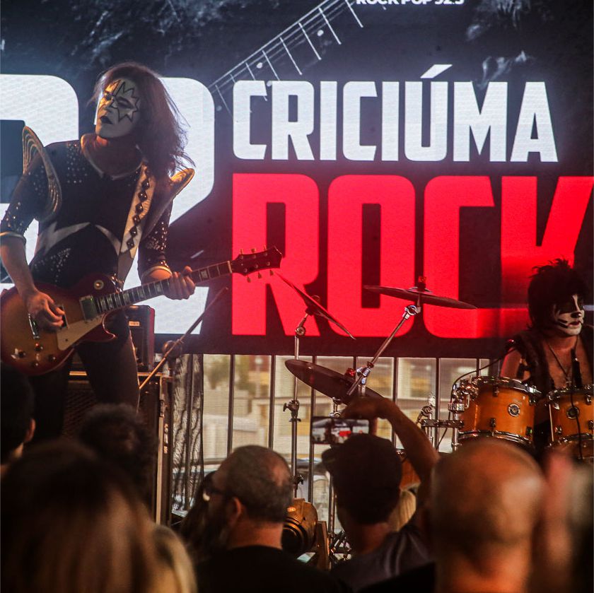 show kiss palco banda tocando