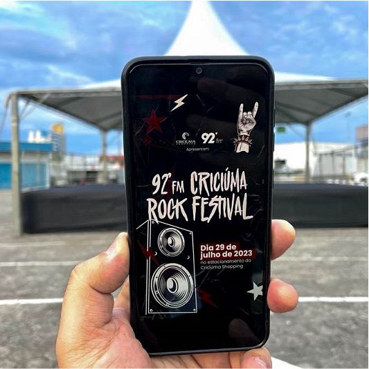palco montado com celular divulgando festival de rock